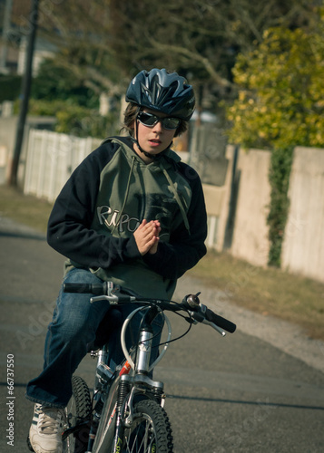 jeune ado en vélo © Eléonore H