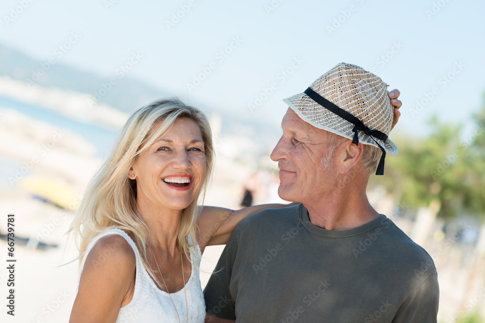 modernes paar hat spaß im urlaub modernes paar hat spaß im urlaub