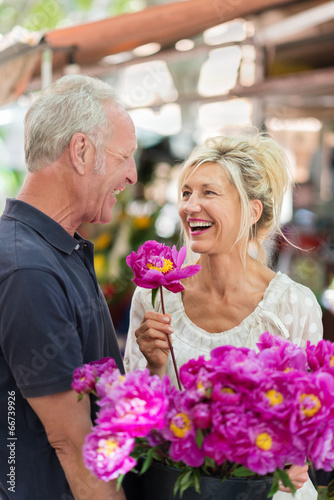 glückliches älteres ehepaar kauft blumen © contrastwerkstatt