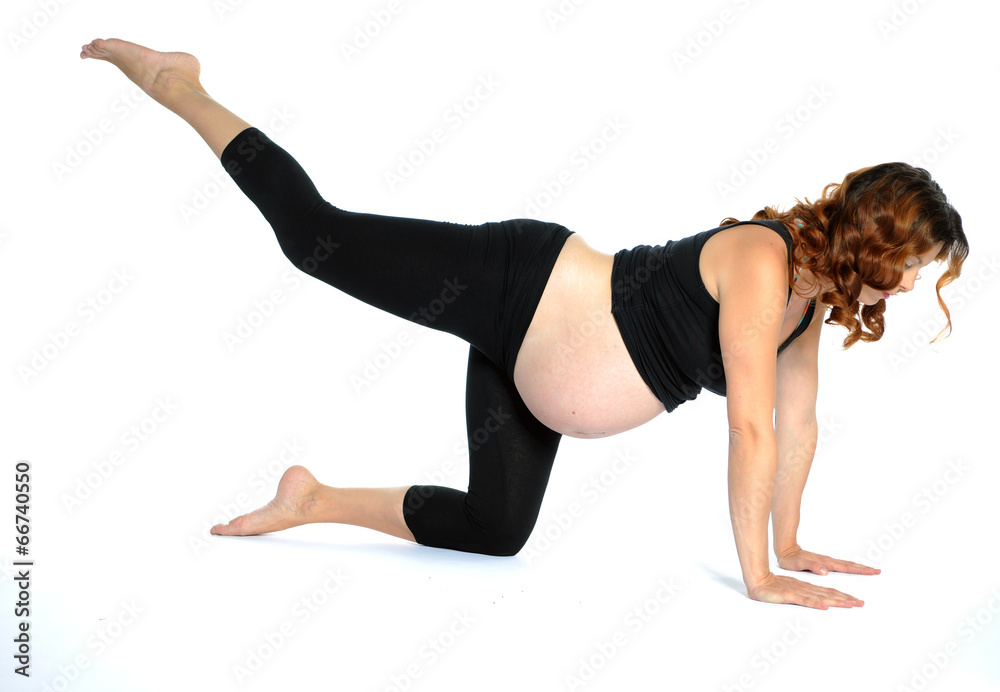 Schwangerfrau steckt sich beim Yoga