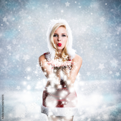 Fototapeta Naklejka Na Ścianę i Meble -  Weihnachtsfrau pustet Schnee