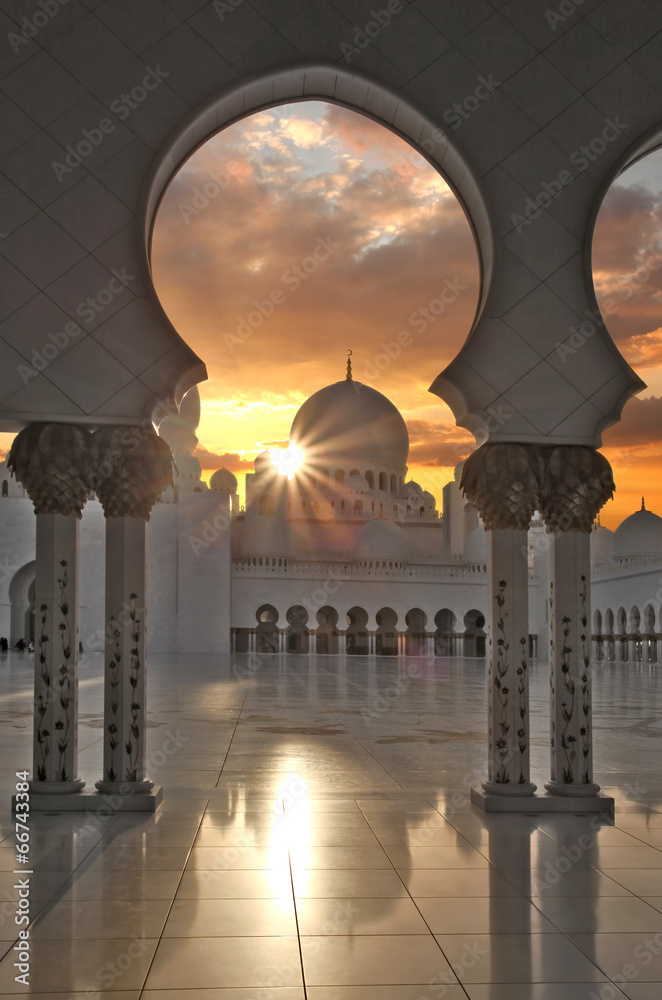 Fototapeta premium Sheikh Zayed mosque in Abu Dhabi, United Arab Emirates
