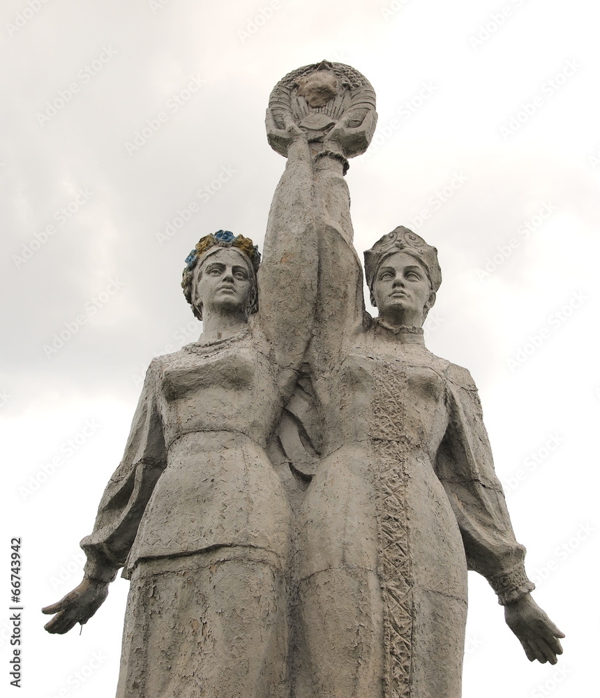 Obraz premium OLSoviet monument. Russian and Ukrainian girls hold hands