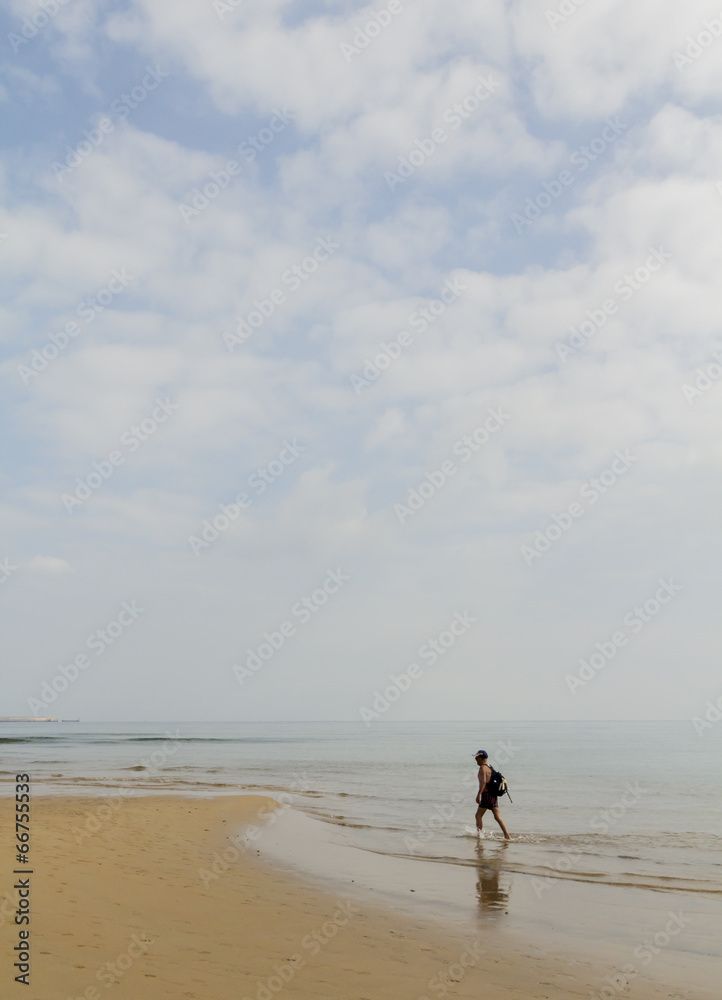 Hombre paseando por la playa