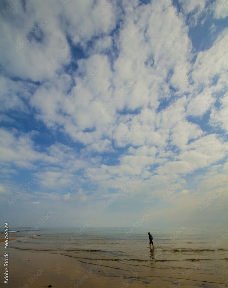 Hombre paseando por la playa