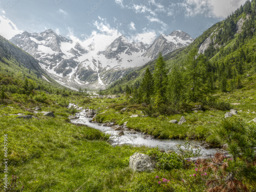 Berglandschaft mit Wildbach vom Gletscher in HDR