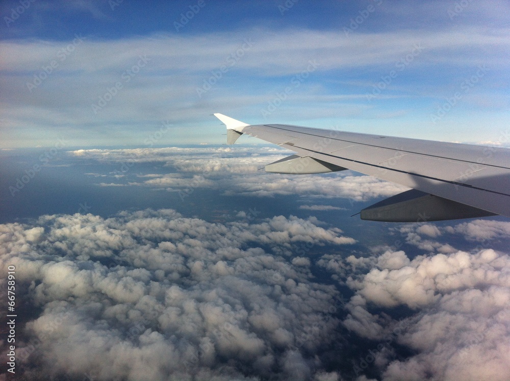 Obraz premium Flug über dem Wolkenmeer