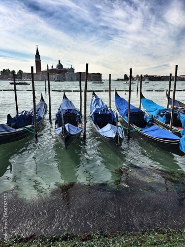 Красивый вид на Гранд Канал в Венеции. Гондолы стоят на причале.