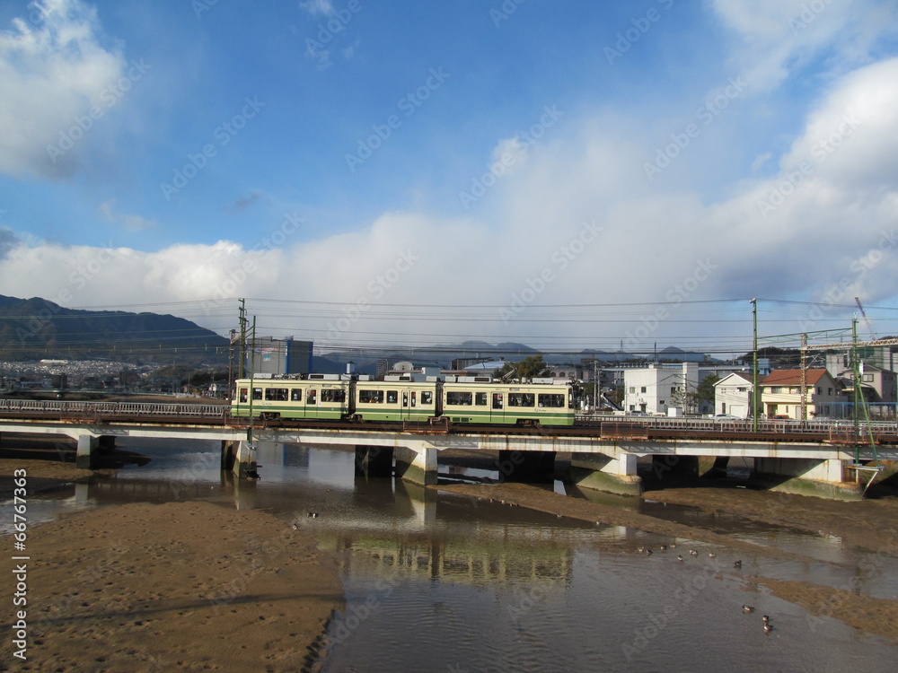 鉄橋を走る広島電鉄