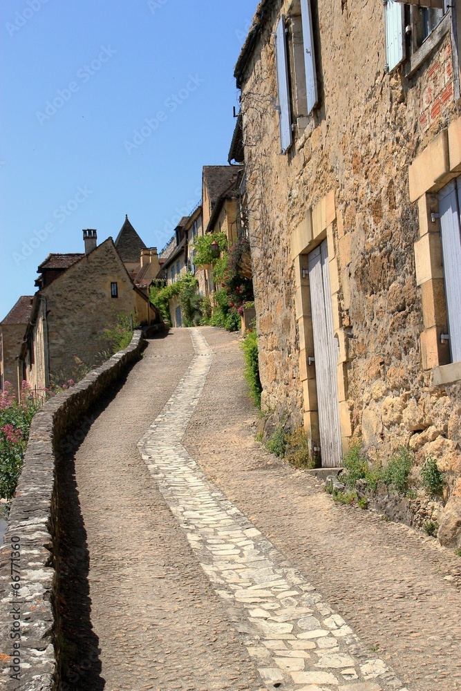 Une ruelle en pente à Beynac.