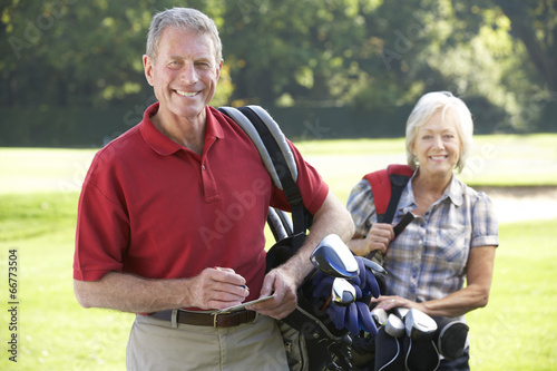 Senior couple on golf course © Monkey Business