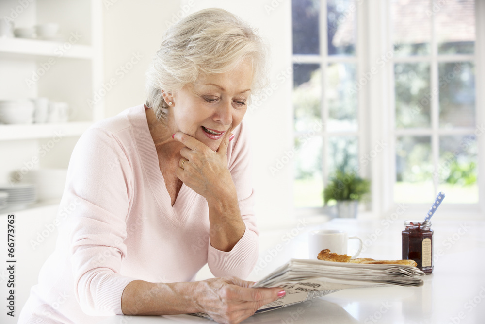 © Monkey Business - Retired woman eating breakfast © Monkey Business - Retired woman eating breakfast