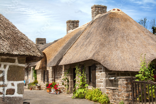 Chaumières bretonnes au village de Kérascoe, Finistère, Bretagne photo