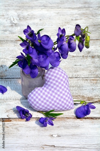 Stoffherz mit lila Blüten
