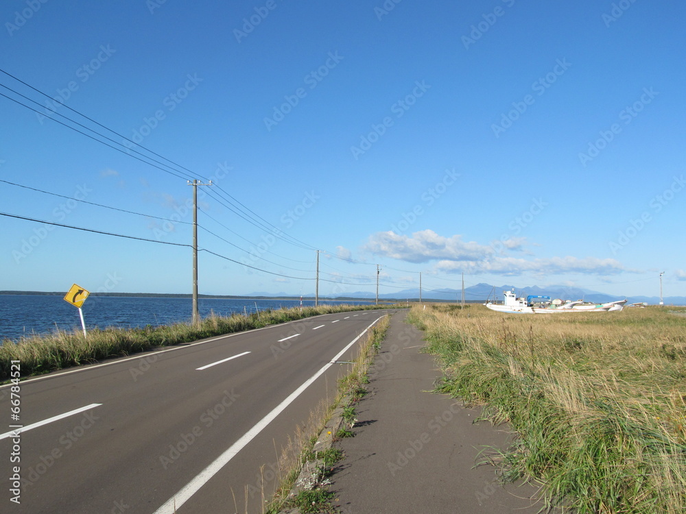 Fototapeta premium 僻地の海岸の道