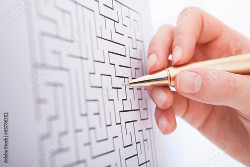 Fotografi Businesswoman Solving Maze Puzzle