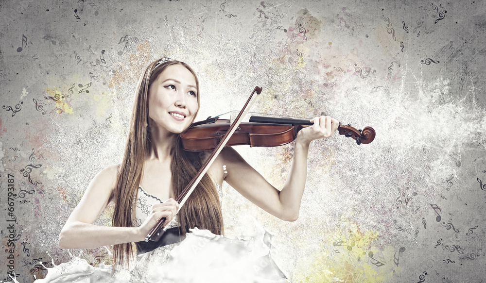 Woman violinist