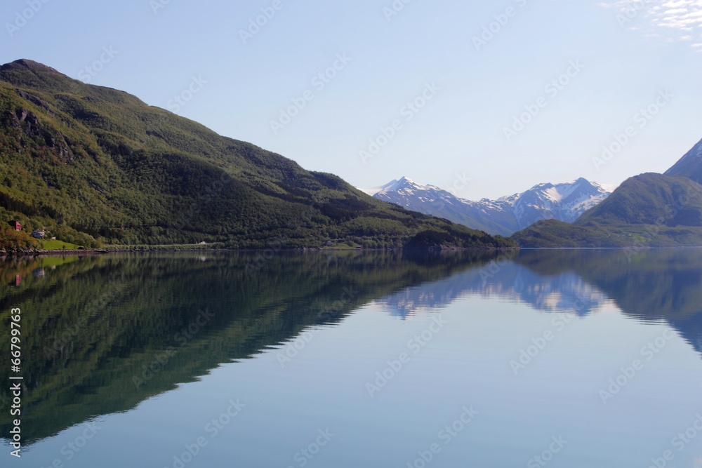 Holandsfjord symmetries and Svartisen