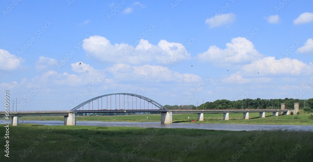 Fototapeta premium Eisenbahnbrücke über die Elbe in Torgau