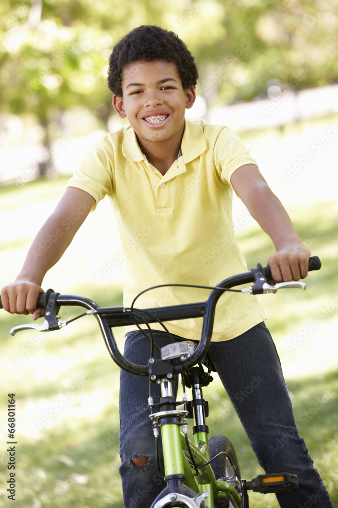 Obraz premium Boy cycling in park