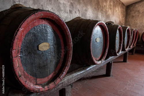 Botti  di vino in una cantina vinicola photo