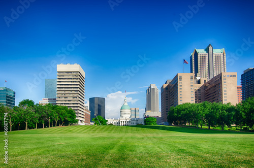 Φωτογραφία saint louis skyline on a sunny day with blue sky