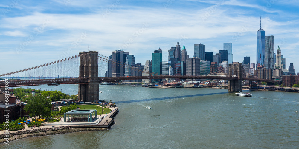 Fototapeta premium Panoramic view of lower Manhattan and Brooklyn bridge in New Yor