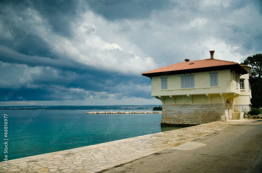 Obraz premium house by the sea