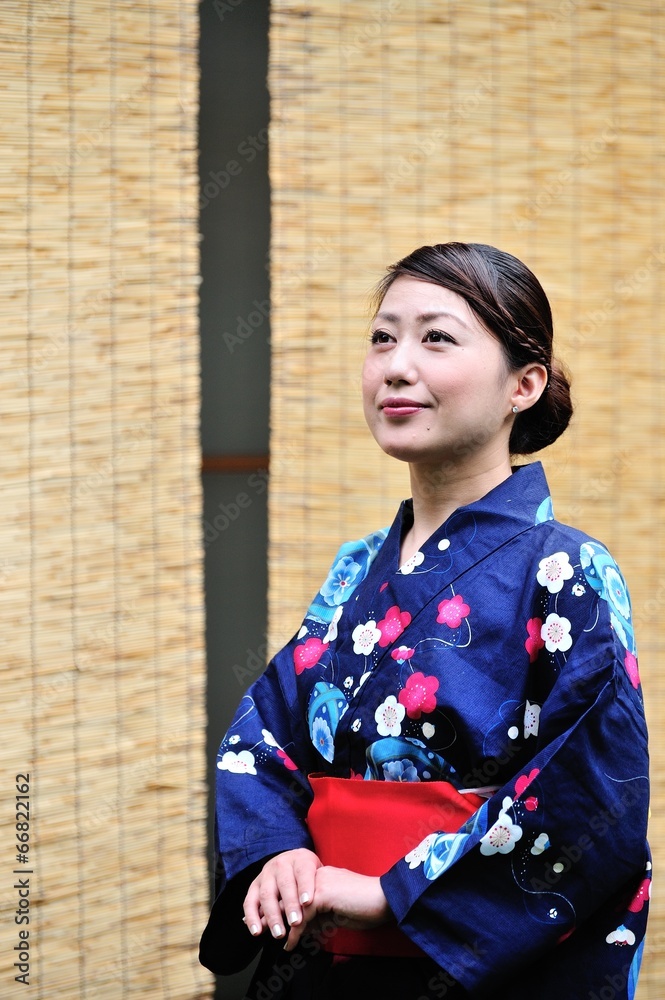 浴衣を着た日本人女性のポートレート