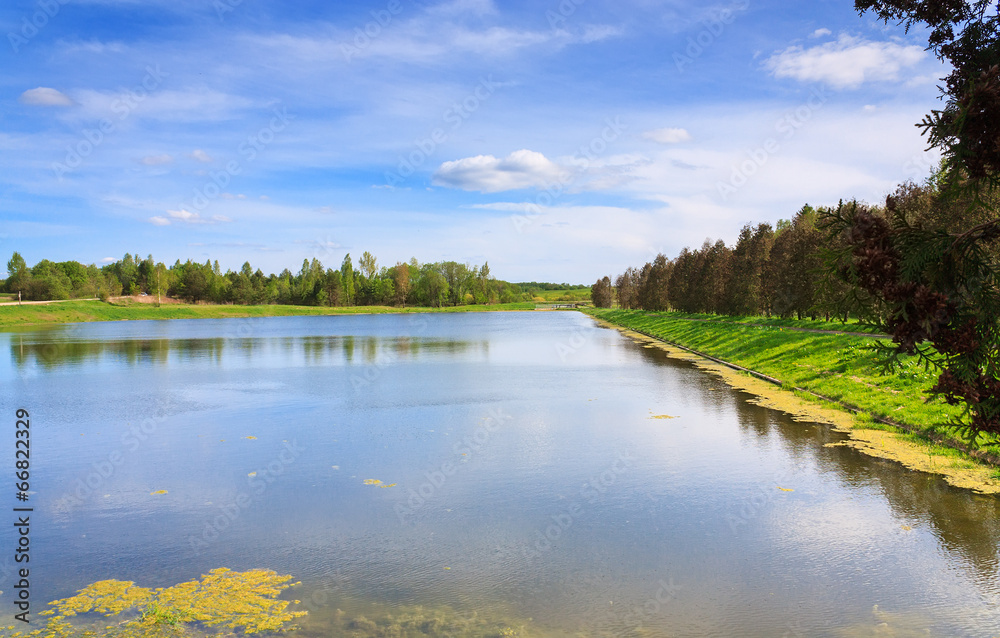 Obraz premium Beautiful lake and blue sky landscape
