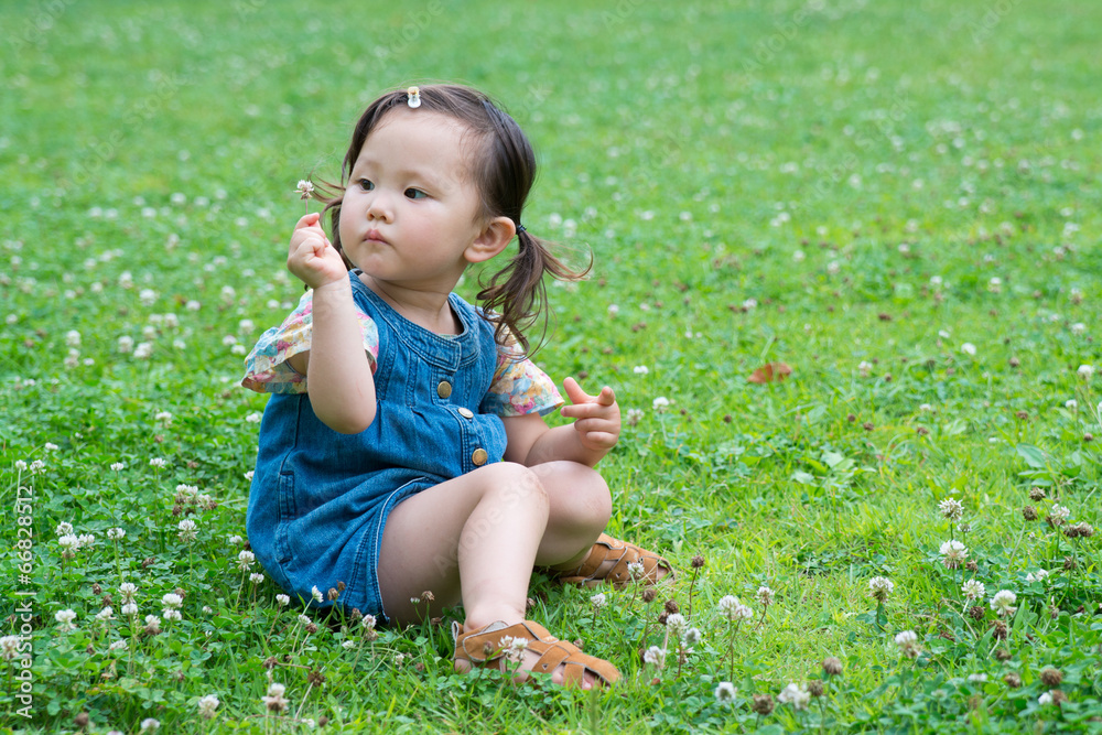 花を摘む少女 花を摘む少女