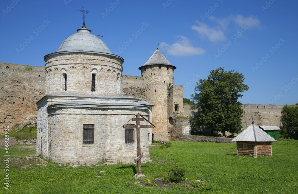 Никольская церковь и Воротная башня в Ивангородской крепости