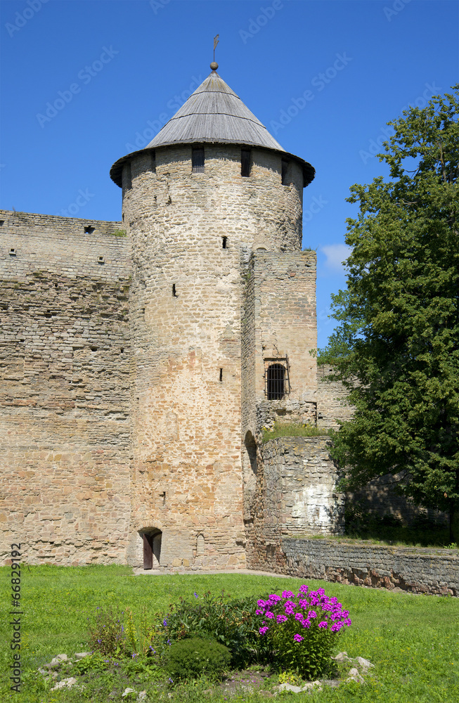 Воротная башня летним днем. Ивангородская крепость