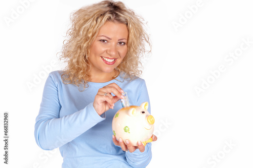 Frau spart Geld im Sparschwein