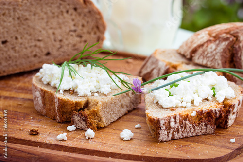 Rustic bread with cottage cheese, for breakfast or snack.