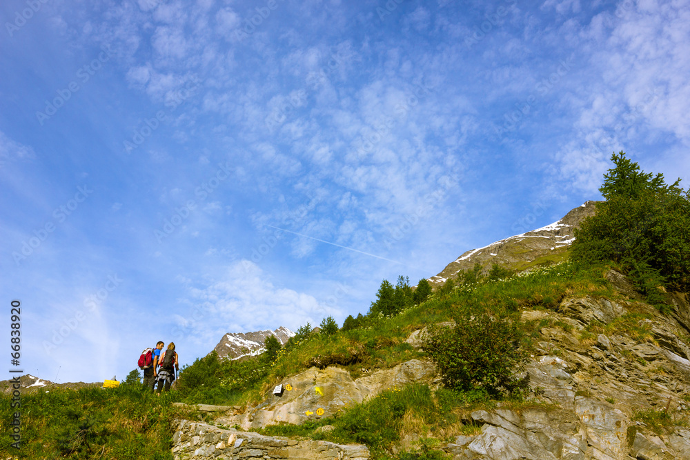 Fototapeta premium Amici fanno trekking in montagna