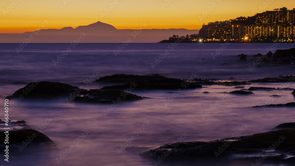 Obraz premium Küste Gran Canarias und Insel Teneriffa im Abendlicht