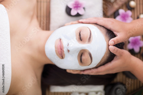 Fototapeta Terapia sanatoryjna dla młodej kobiety o twarzy maski w salonie kosmetycznym
