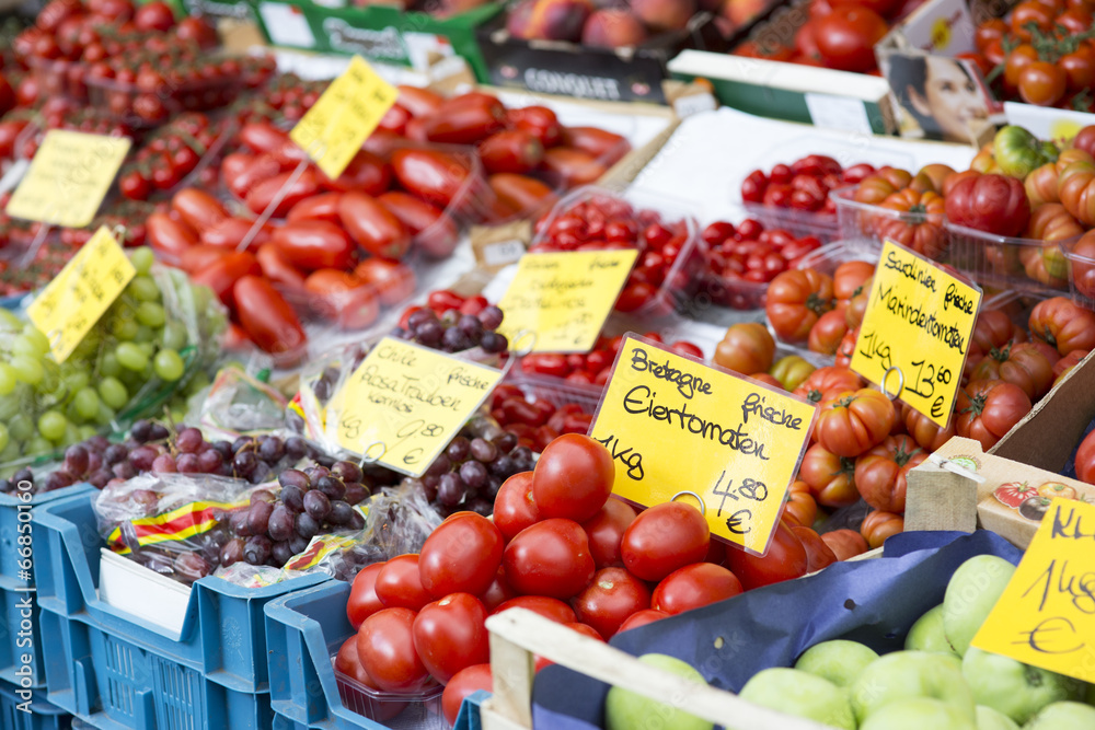 verschiedene Sorten Tomaten auf einem Wochenmarkt verschiedene Sorten Tomaten auf einem Wochenmarkt