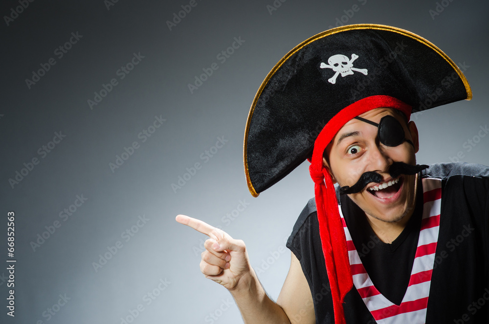 Naklejka premium Zabawny pirat w ciemnym studio