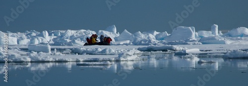 Cuadro en lienzo People in inflatable taking pictures of icebergs