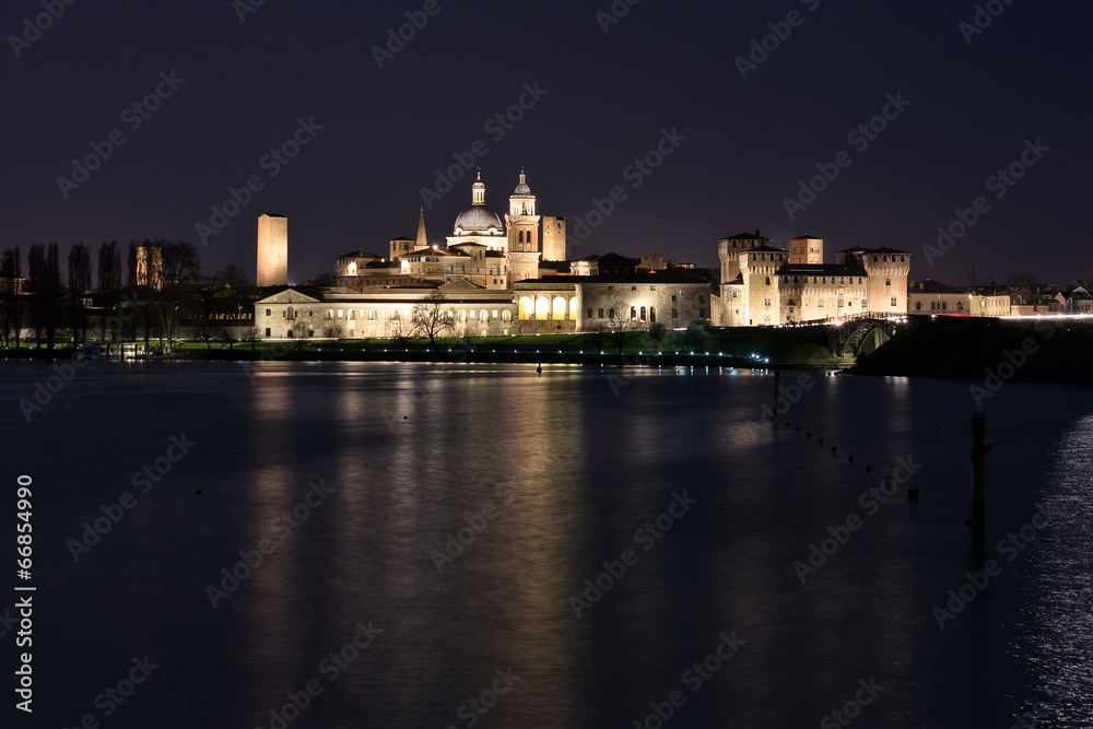 Obraz premium Skyline of Mantua, Italy, at night