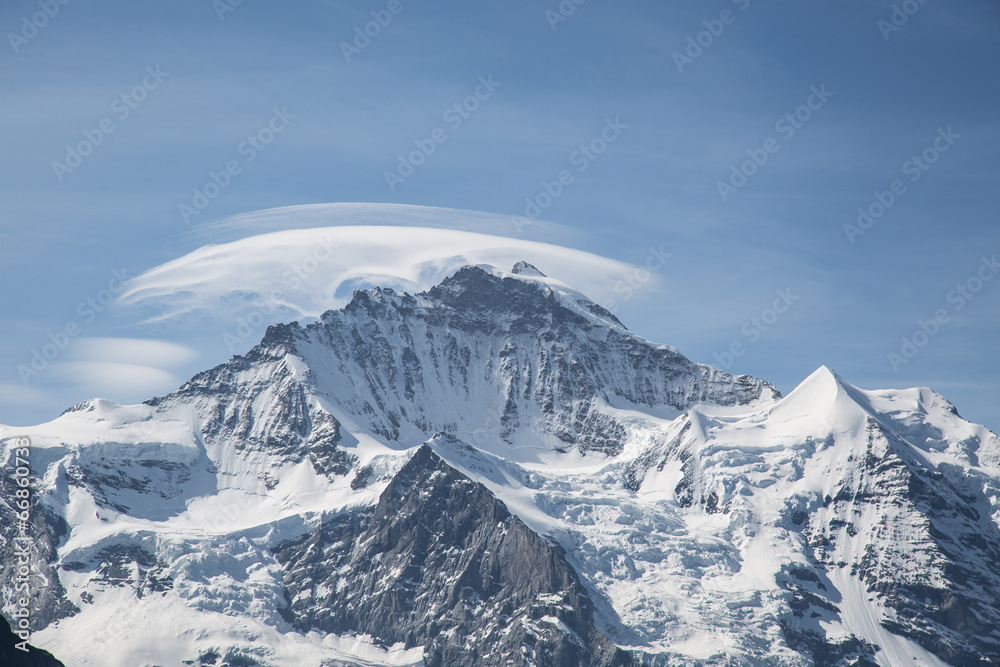 Jungfrau Gipfel in Wolken