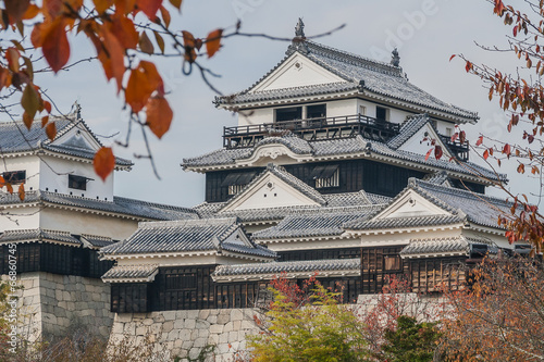 秋の松山城の大天守と一の門南櫓