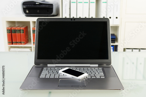 laptop und smartphone