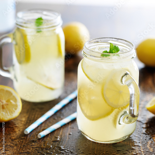 Fotografia lemonade in jar with ice and mint