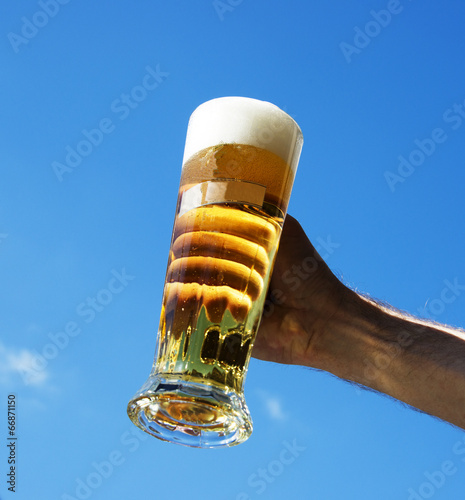 En öl-sejdel mot en blå himmel photo
