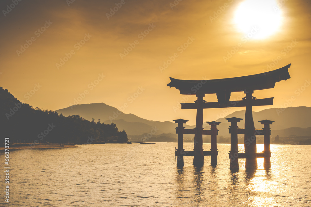 Miyajima,Famous big Shinto torii in Japan. - obrazy, fototapety, plakaty 