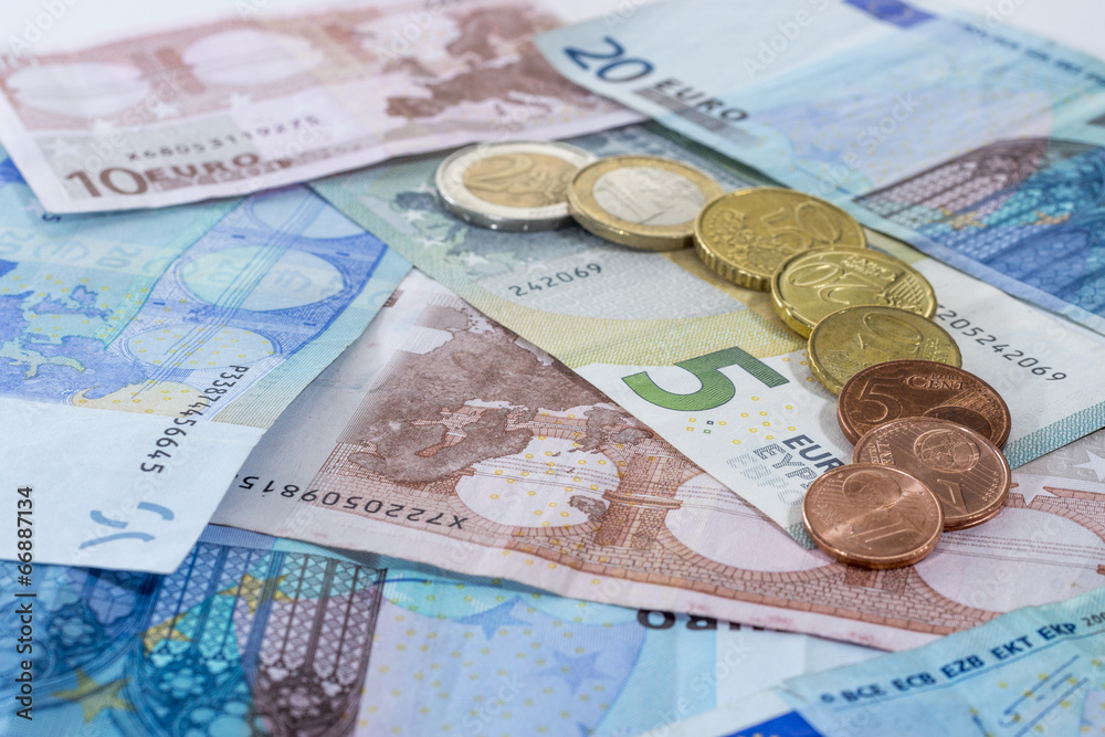 Geldscheine und Münzen Stock-Foto | Adobe Stock