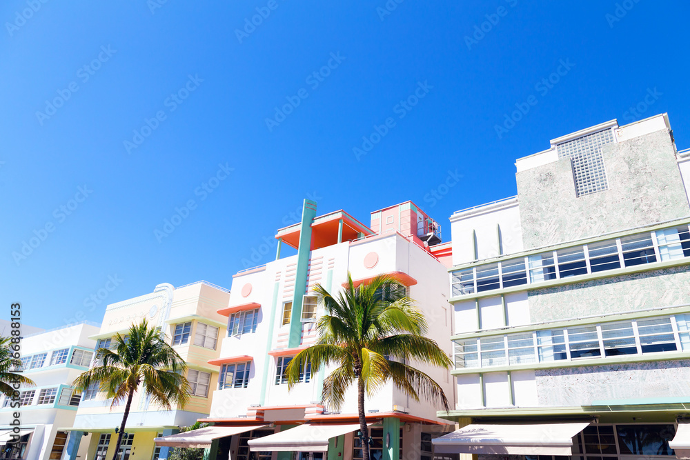 Obraz premium Architektura w stylu art deco i palmy w Miami Beach na Florydzie.